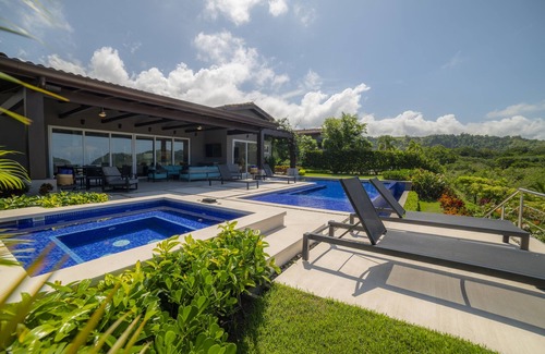 Herradura Villa | Casa Blue Sail 6 bdrs ocean view in Los Suenos