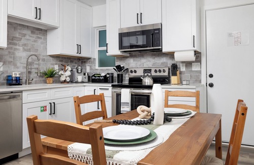 Uptown House | Casa Bohemia - 5 Star Location - Convenience and Comfort - Free L2 EV Charging