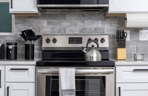 Uptown House | Casa Bohemia - 5 Star Location - Convenience and Comfort - Free L2 EV Charging