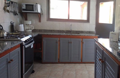 Golondrinas House | Casa con chimenea interior y amplio jardín con parrilla