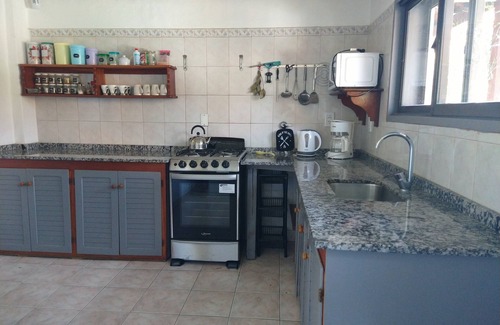 Golondrinas House | Casa con chimenea interior y amplio jardín con parrilla