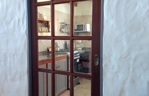 Golondrinas House | Casa con chimenea interior y amplio jardín con parrilla