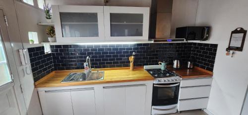 San Nicolas de los Arroyos Apartment | Casa Centrica con Cochera Privada y Portón Eléctrico para facil acceso