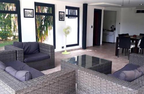 Girardot House | Casa Campestre con Piscina Privada en el Condominio Campestre el Peñon