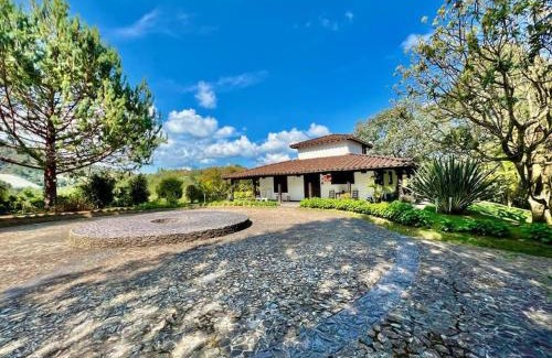 Guarne House | Casa campestre en Oriente de Antioquia con Jacuzzi