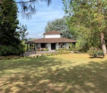 Guarne House | Casa campestre en Oriente de Antioquia con Jacuzzi