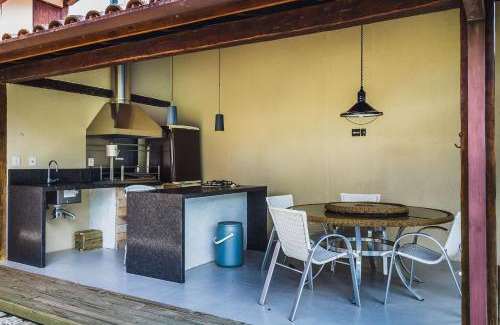 Centro Comercial House | Casa com quadra de tênis perto da Praia de Perequê