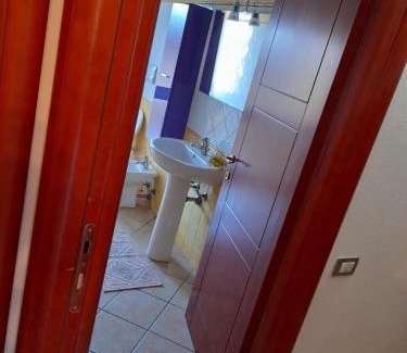 Muravera Apartment | Casa Corallo Muravera Appartamento Centralissimo due camere letto cucina e soggiorno nuovo letto matrimoniale e singoli Aria condizionata Parcheggio interno Coperto ideale x 2 o 3 moto