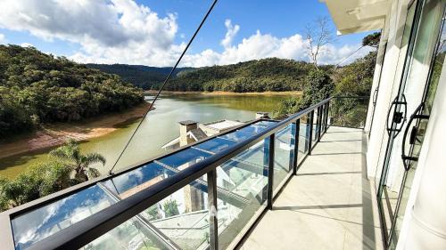 Rio dos Cedros House | Casa de luxo | Beira do lago | Spa | acesso a água