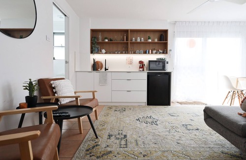 Anna Bay Apartment | Casa Del Maya - King Unit by the Sea - A/C, WiFi, Pet friendly, private, seaside