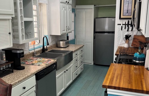 Wickenburg House | Casa Del Sol blocks from Downtown, 2 bedrooms, 2 king beds, full hookups for RV.