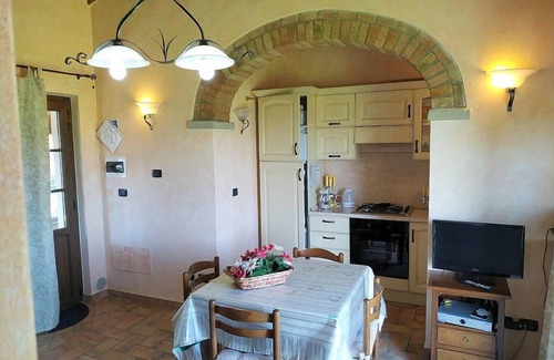 Fighille House | Casa delle Mammole E: A characteristic and welcoming apartment that is part of an ancient country house surrounded by the greenery, with Free WI-FI.