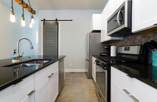 Historic Garderns Apartment | Casa Dolce Vita by the Alamodome