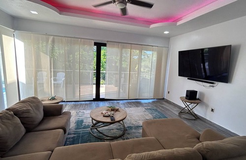 Pristine Bay Villa | Casa Encanto close to the beach Coral View Village