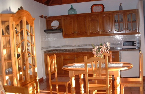 Los Quemados House | Casa los Viñedos (A) with views of the sea, the mountains and the volcanoes.