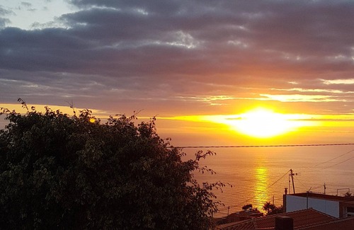 Los Quemados House | Casa los Viñedos (A) with views of the sea, the mountains and the volcanoes.