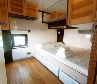 Vigo Boat Rental | Casa Flotante en el Puerto de Vigo - Different Charter