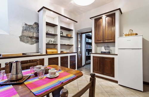 Claino Con Osteno House | Casa Glicine On The Lake, Vintage 4 Br Apartment With Garden By Halldis