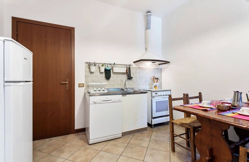 Claino Con Osteno House | Casa Glicine On The Lake, Vintage 4 Br Apartment With Garden By Halldis