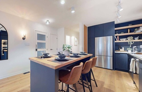 Leslieville Hotel | Casa Hotel: Elegant 2BR Suite in Leslieville