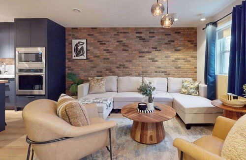 Leslieville Hotel | Casa Hotel: Elegant 2BR Suite in Leslieville