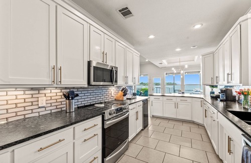 Gun Barrel City House | Casa KK | Luxe Lakefront 4BR/3BA w/Views & Dock