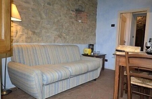 Castelfranco di Sopra House | Casa Leggiadra B: A graceful apartment that is part of an ancient country house located on top of a small hill.