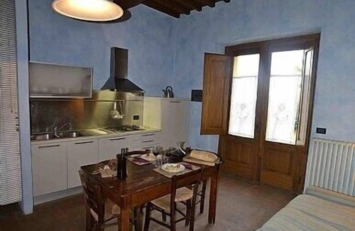 Castelfranco di Sopra House | Casa Leggiadra B: A graceful apartment that is part of an ancient country house located on top of a small hill.