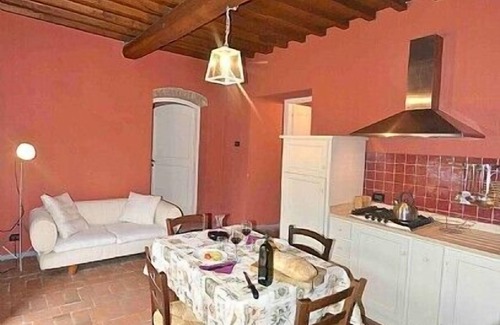 Castelfranco di Sopra House | Casa Leggiadra C: A characteristic apartment that is part of an ancient country house.