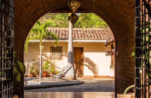Playa Colorado House | Casa Marisombra: Fun amenities and just steps from the beach