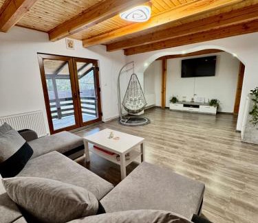 Baia de Fier House | Casa Mis