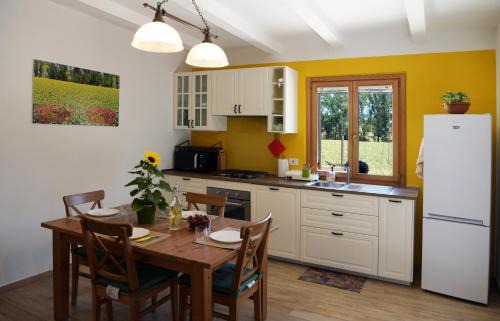 Monsano Apartment | Casa Montefiore 13 Girasoli LT nella tranquilla campagna Marchigiana