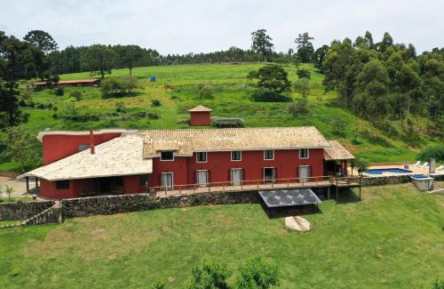 Pedra Bela House | Casa na FAZENDA para até 35 hóspedes, 10 suítes, PISCINA, churrasqueira, internet 400MB, PESCA, cavalos e vaca de LEITE