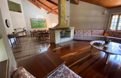 Pedra Bela House | Casa na FAZENDA para até 35 hóspedes, 10 suítes, PISCINA, churrasqueira, internet 400MB, PESCA, cavalos e vaca de LEITE