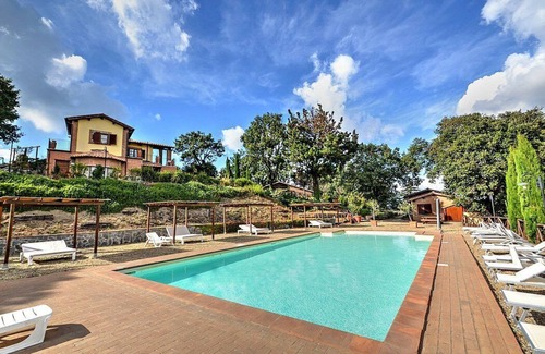 Montefiascone House | Casa Nocetta F: A characteristic and welcoming age-old farm house surrounded by the greenery, with Free WI-FI.