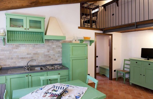 Montefiascone House | Casa Nocetta M: A characteristic and welcoming apartment that is part of an ancient country house surrounded by the greenery, with Free WI-FI.