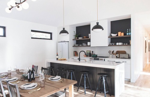 Victoria Beach House | Casa Noir – Stylish Year-Round Escape