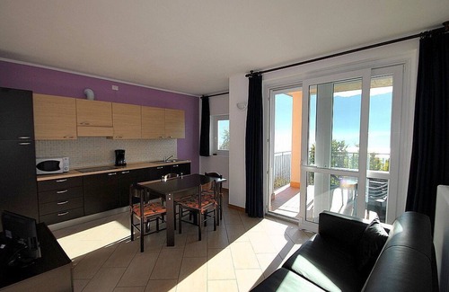 Vercana House | Casa Osmanto B: A cozy and welcoming apartment situated at a short distance from the shores of Lake Como, with Free WI-FI.