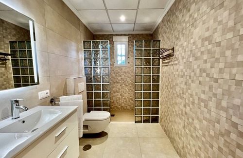 Coveta Fuma Ski Chalet | Casa Roca de Leones by United Renters