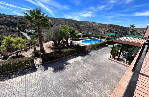 Villanueva de Algaidas Villa | Casa rural acogedora con chimenea y vistas al atardecer