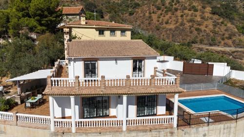 La Cala del Moral Apartment | Casa Rural villa con piscina y parking olias 12