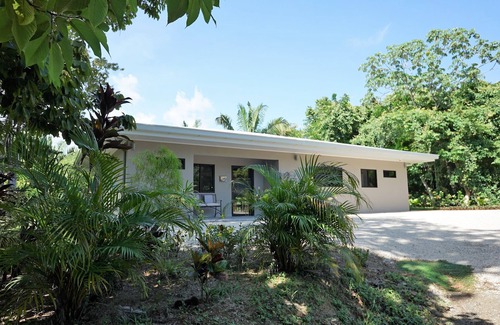 Samara House | Casa Sendero de Monos - a modern gem in a private setting