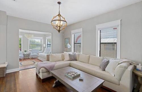 Sunshine Park House | Casa Sunshine - Mediterranean Style Meets Cabana Life