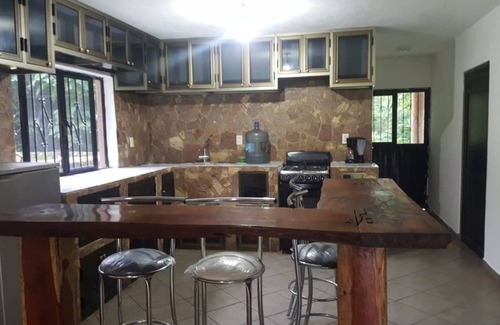 La Laguna House | Casa ubicada cerca de una hermosa laguna, con una hermosa vista a la sierra .