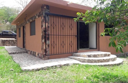 La Laguna House | Casa ubicada cerca de una hermosa laguna, con una hermosa vista a la sierra .