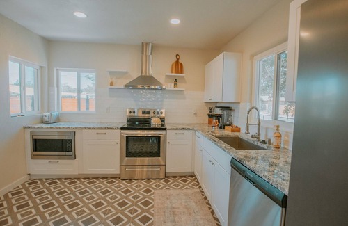 Albuquerque House | Casa Urbana-2BD+2BR+Hot Tub+Pet Friendly+No Pet Fee!