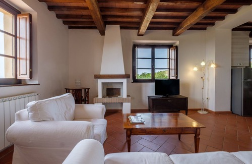Roccalbegna House | Casa vacanze Melograno Poderone with Terrace, Shared Pool & Wi-Fi