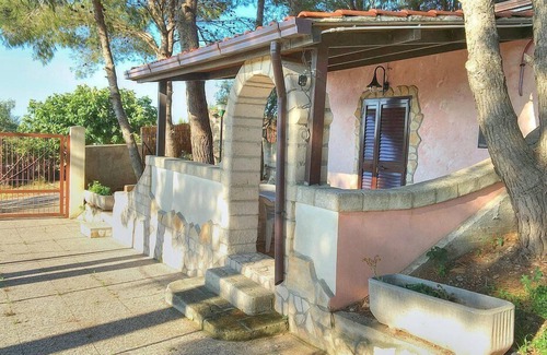 Defensola House | Casa Vea D: A welcoming cottage situated at a short distance from the beach, with Free WI-FI.