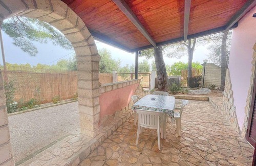 Defensola House | Casa Vea D: A welcoming cottage situated at a short distance from the beach, with Free WI-FI.