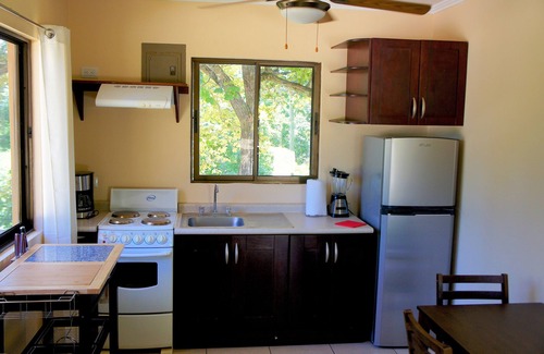 Junquillal House | Casita Venado. Cosy little house in safe neighborhood, super close to the beach
